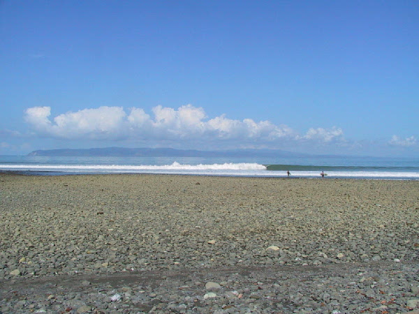 low tide, nice swell at Rio Claro (by Barry Donaldson)